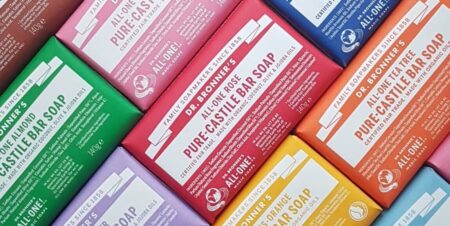 Read more about the article Dr. Bronner’s – multiotstarbelised looduslikud seebid ikooniliselt USA seebitootjalt